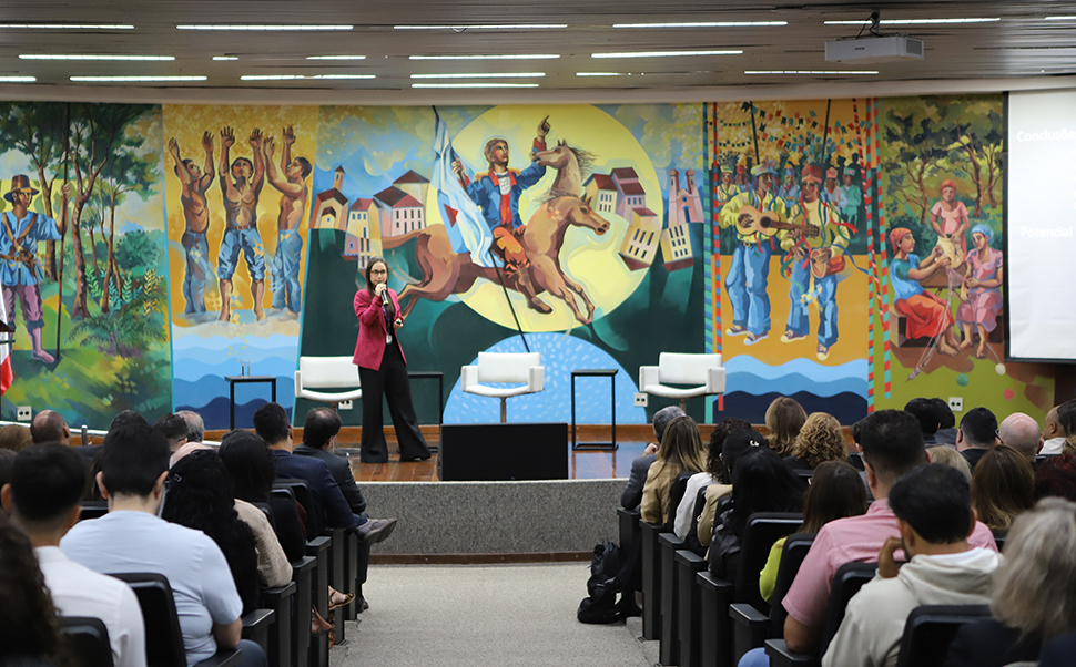 A coordenadora de Jurisprudência do TCEMG, Gabriela Guerra, abriu os trabalhos técnicos do seminário (Foto: Thamires Rodrigues)